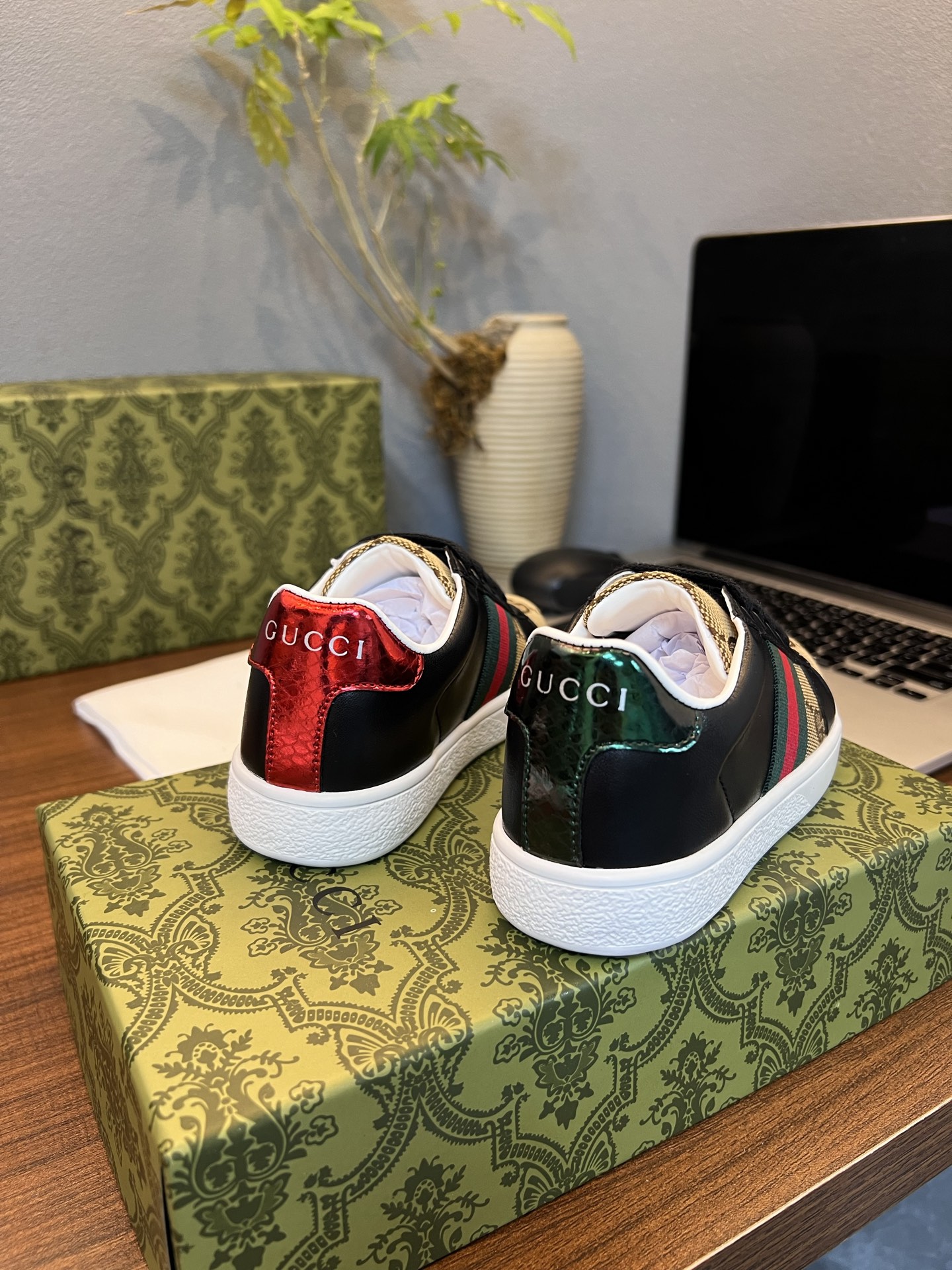 Children's shoes child